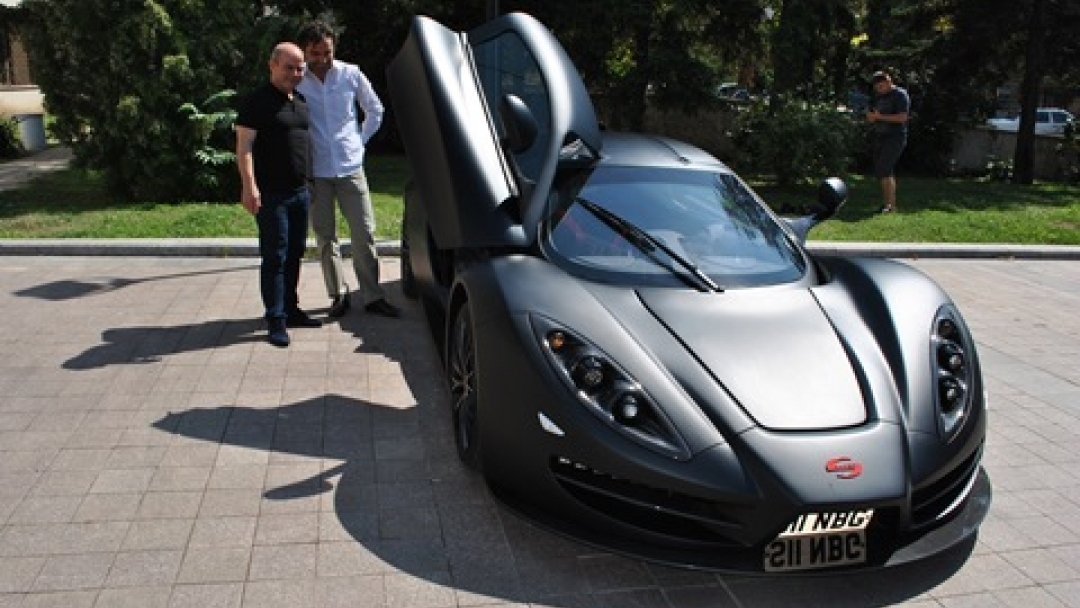 Кметът Пламен Стоилов изпробва новата SIN CARS на Росен Даскалов