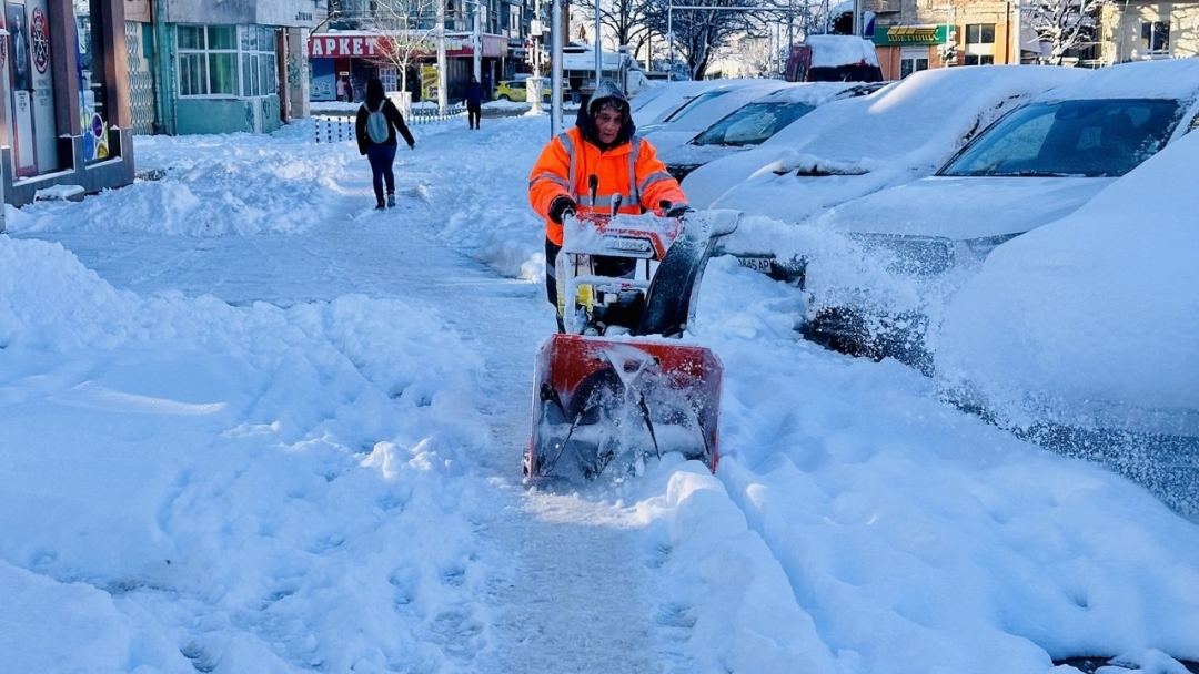Община Русе мобилизира екипи срещу обледеняването на улици и тротоари