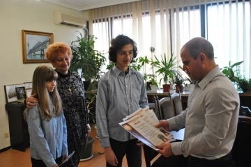 Умален „Карнеги Хол“ за кмета Пламен Стоилов от музикалните русенски таланти Николай и Йоана