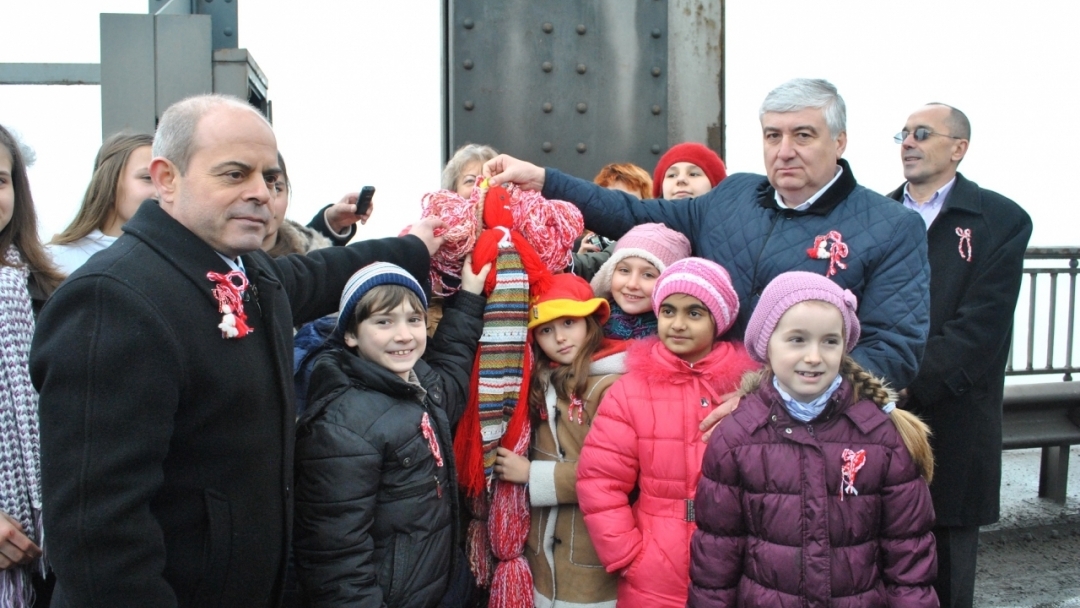 В Русе представиха официално опита за световен рекорд на „Гинес” за най-дълга мартеница