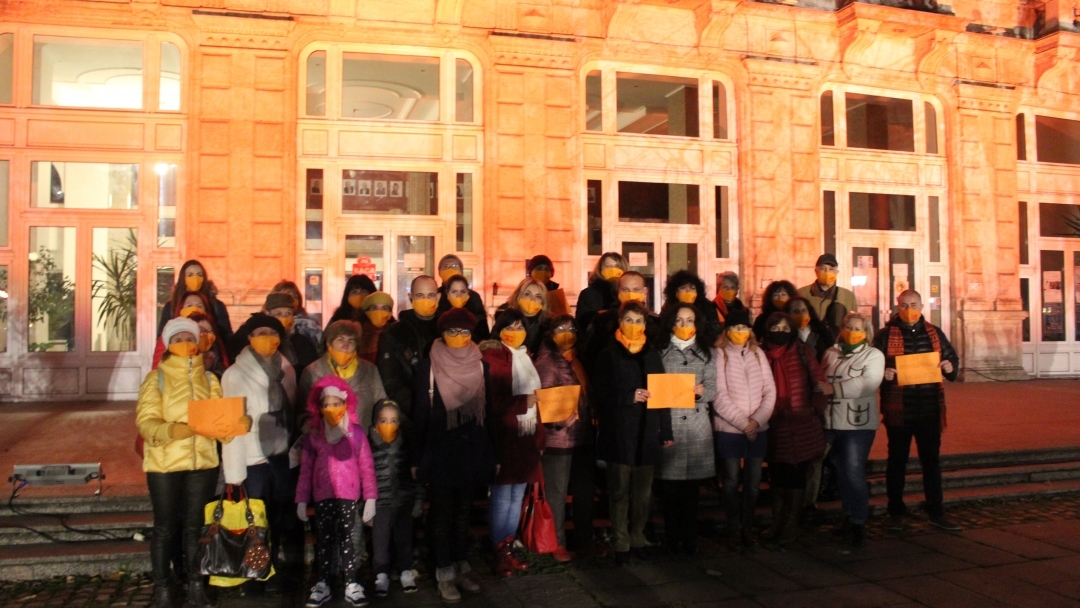 Емблематични сгради в Русе грейнаха в оранжево срещу насилието над жените     