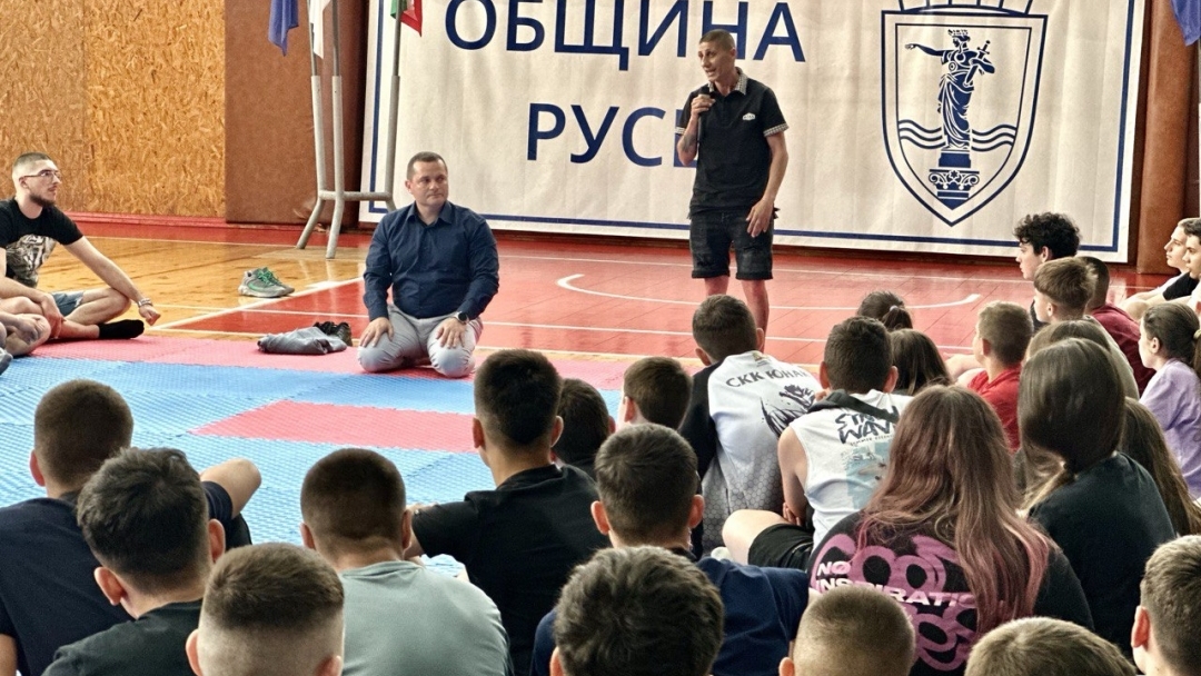 Открит разговор срещу агресията: Кметът Пенчо Милков се срещна с над 150 деца от бойните спортове в Русе