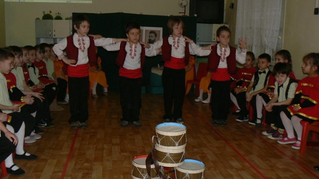 Урок по родолюбие в навечерието на Националния празник 