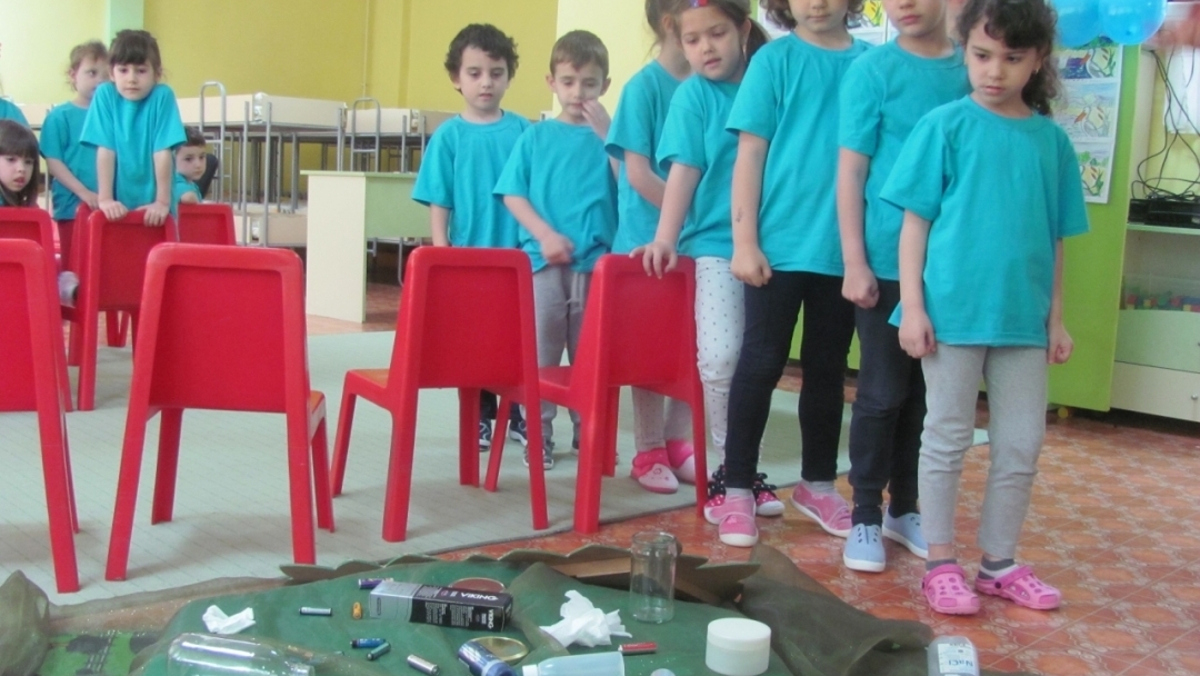 Детска лаборатория „Играя с водата и пазя Земята“ представиха децата и учителите от детска градина „Слънце“