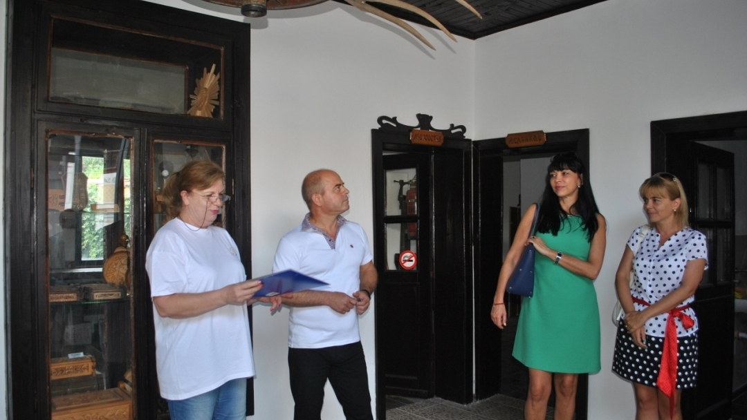 Кметът Пламен Стоилов инспектира приключилия ремонт на ателиета на Дунавската задруга на народните художествени занаяти