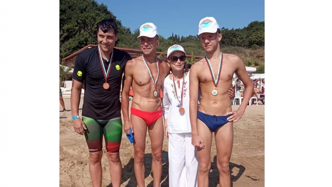 Теодор и Валентин Цветкови подкрепиха благотворителен плувен маратон в Бургас
