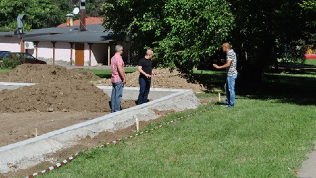 Кметът инспектира дейностите по изграждането на ново спортно игрище