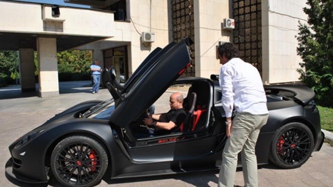 Кметът Пламен Стоилов изпробва новата SIN CARS на Росен Даскалов