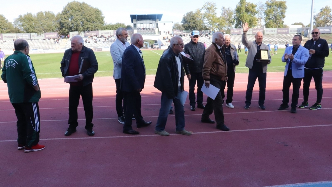 Mayor Pencho Milkov honored the legends of Ruse football who defeated the Roma team 50 years ago