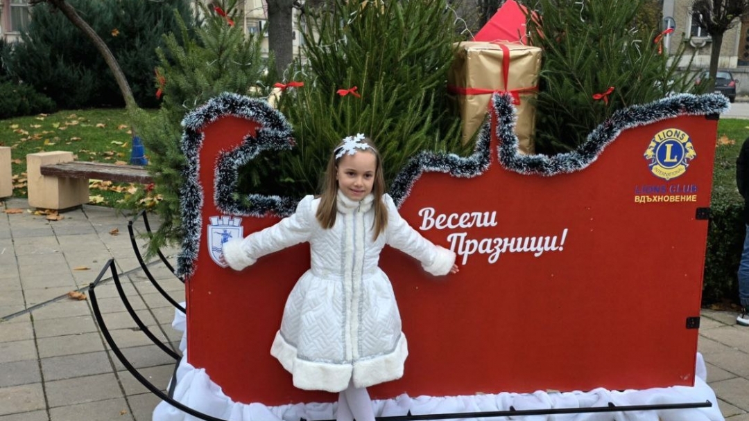 Лайънс клуб „Вдъхновение“ дари празнична украса на града по повод фестивала „Русе – коледната звезда на Дунав“