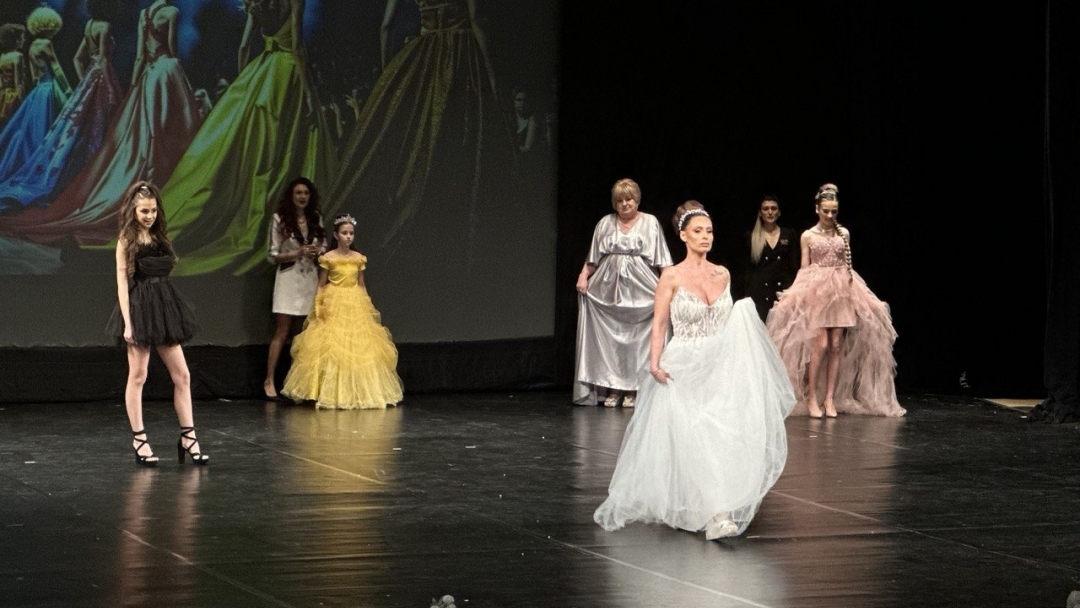 Спектакълът „Асамблея на красотата и модата“ превърна сцената на Доходното здание в пространство на естетика и съпричастност