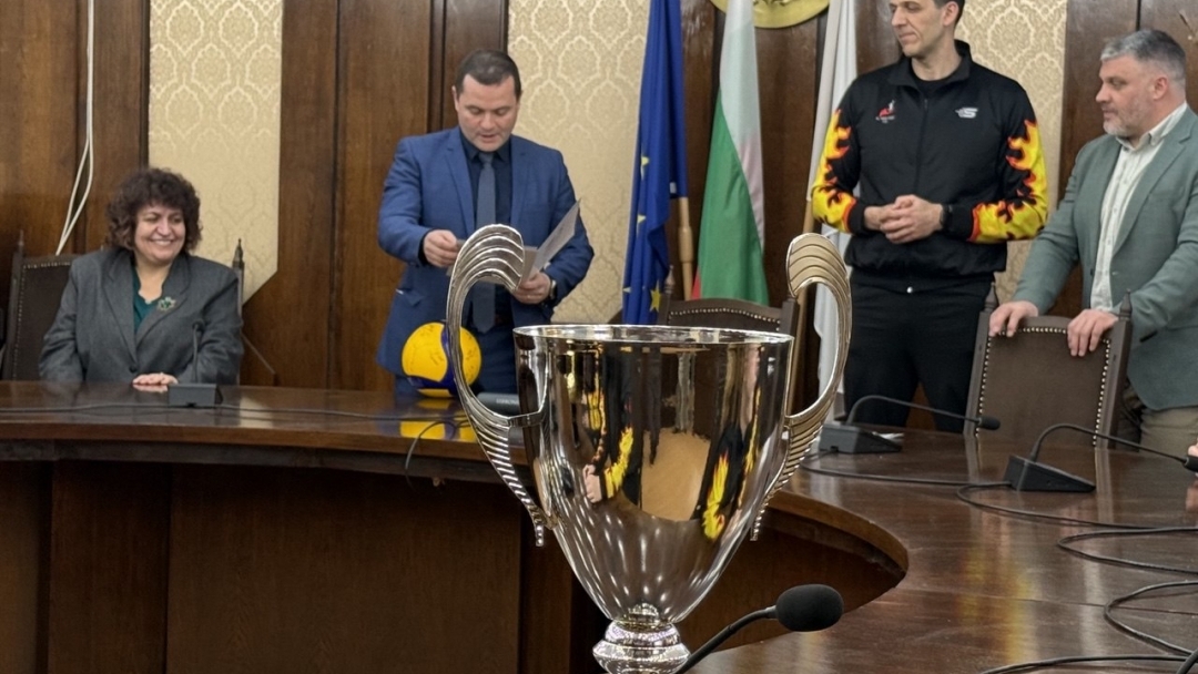 Кметът Пенчо Милков отличи волейболистките на ВК „Любо Ганев – Автосвят“ за спечелената Купа на България