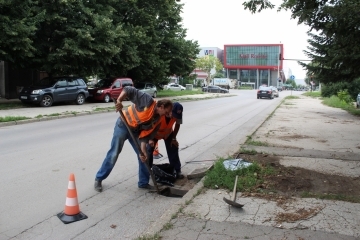 Масирано почистване на отводнителни шахти, улици и тротоари на територията на целия град