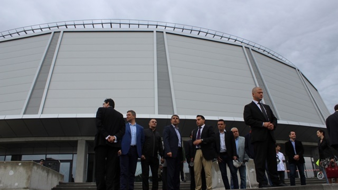 Президентът Росен Плевнелиев даде съвети на строителите за довършителните дейности по спортната зала