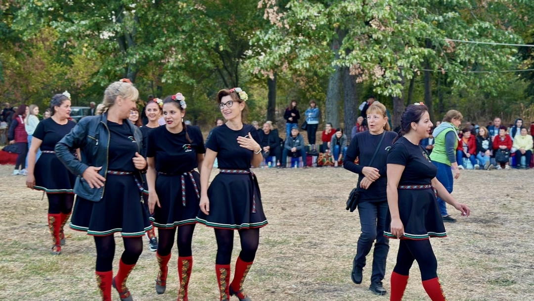 Деветият Комитски събор събра стотици родолюбци в село Червена вода