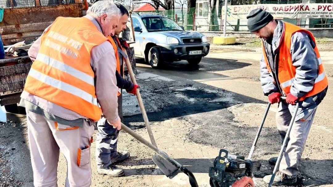 Продължават ремонтните дейности и почистването на улиците в Русе