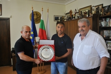 Кметът Пламен Стоилов получи благодарествено писмо и плакет от Българската федерация по тенис