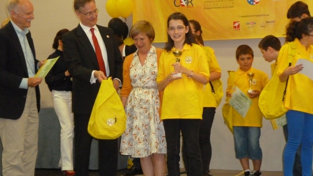 София Енчева от СОУ за европейски езици извоюва купа за участие на училището си в националния кръг на Спелинг Би