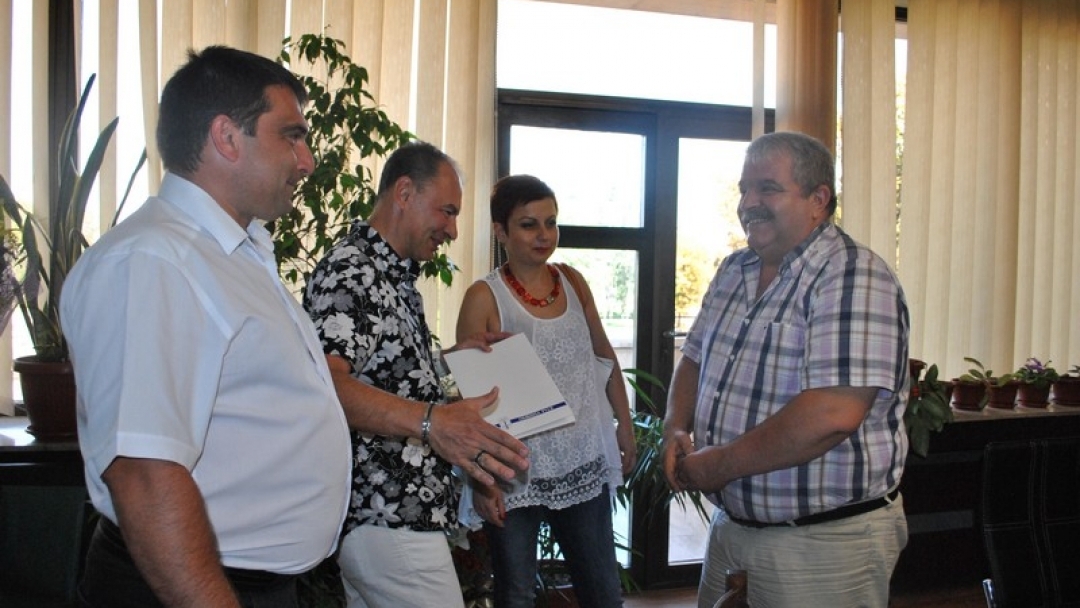 За рожден ден почерпи днес заместник-кметът по Хуманитарни дейности Иван Григоров 