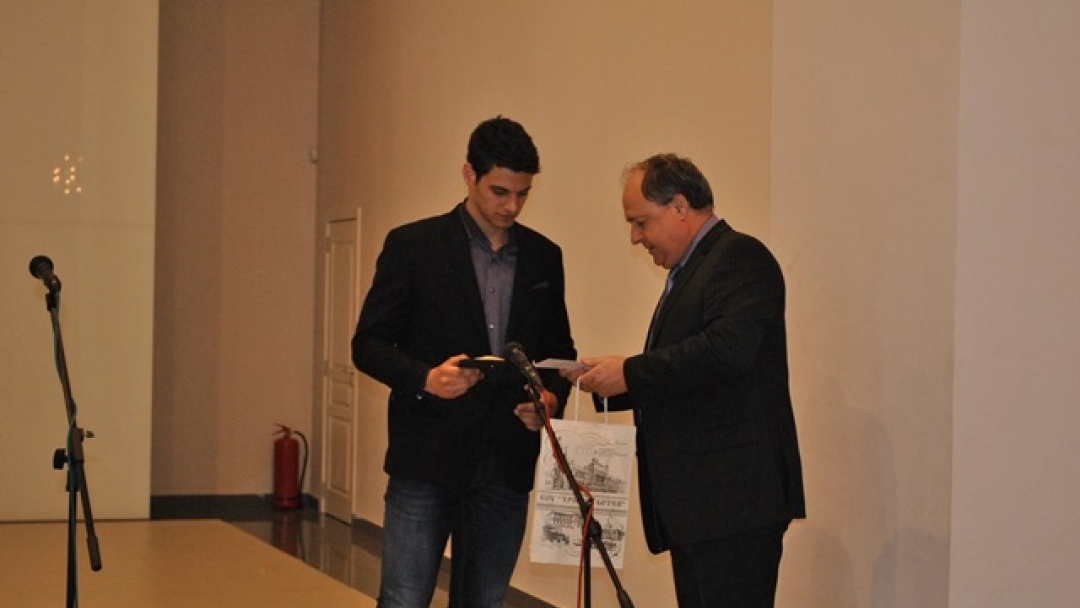 Кметът Пламен Стоилов връчи Ботевската награда на дванадесетокласничката Кристина Димитрова