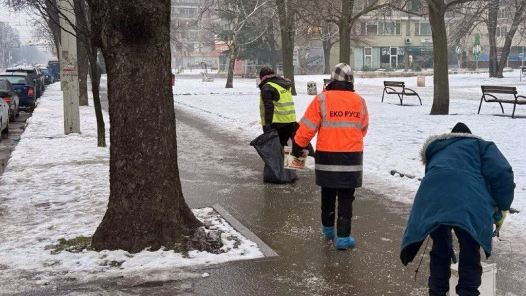 Екипите на три фирми работят по обработката на пътищата срещу заледявания в община Русе