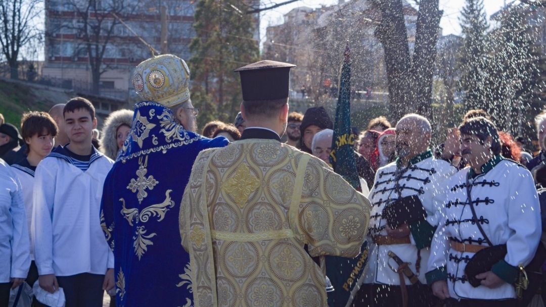 11 русенци скочиха в Дунав за Богоявленския кръст