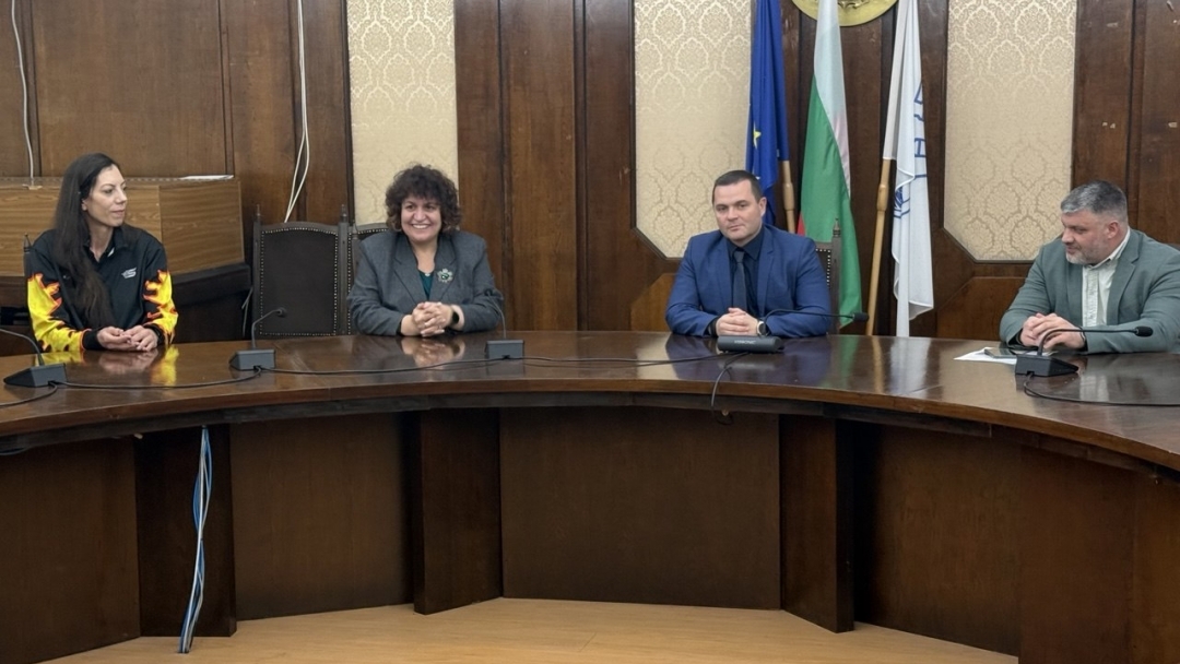 Кметът Пенчо Милков отличи волейболистките на ВК „Любо Ганев – Автосвят“ за спечелената Купа на България