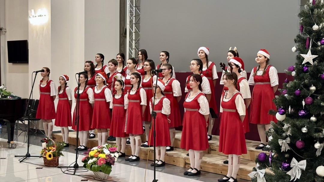 The "Danube Waves" Children's and Girls' Choir presented its traditional Christmas concert in the Dokhodno zdanie