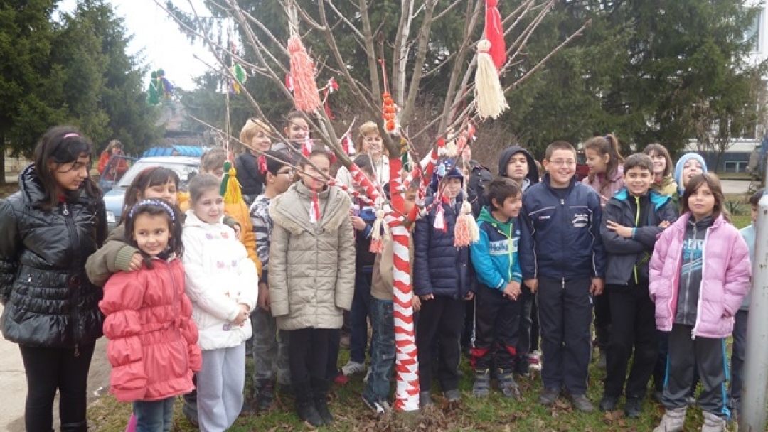 Служители от с. Николово украсиха дърво с мартеници