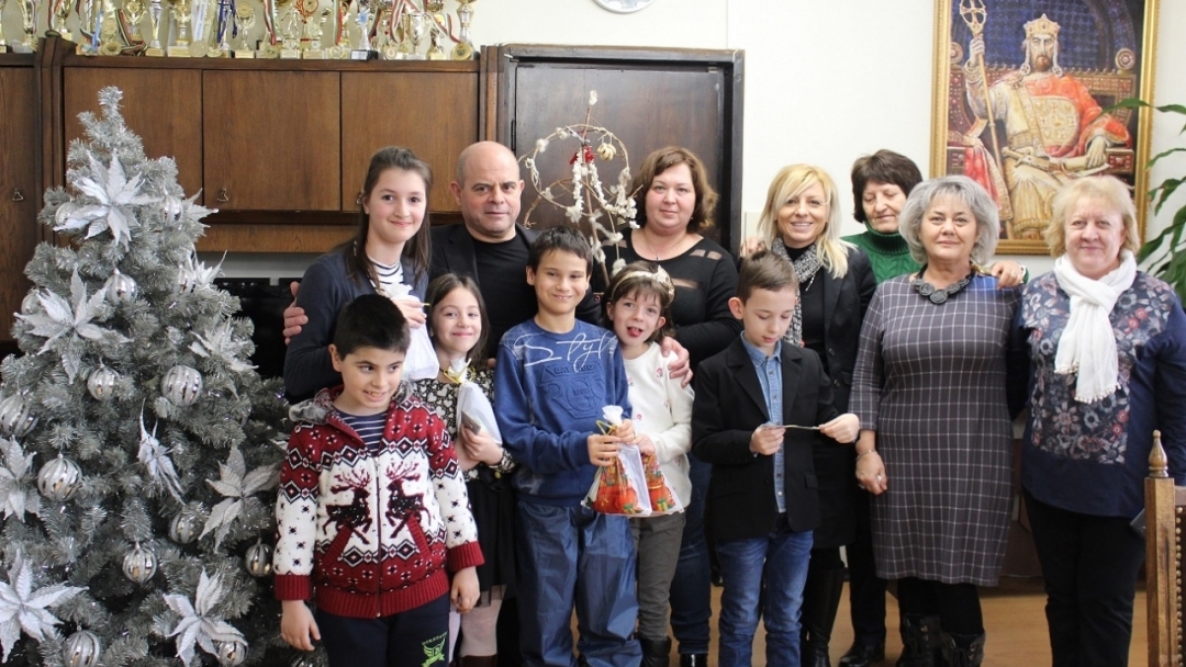 Децата от Ресурсния център поздравиха с коледни стихчета кмета Пламен Стоилов
