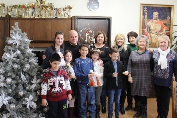 Децата от Ресурсния център поздравиха с коледни стихчета кмета Пламен Стоилов