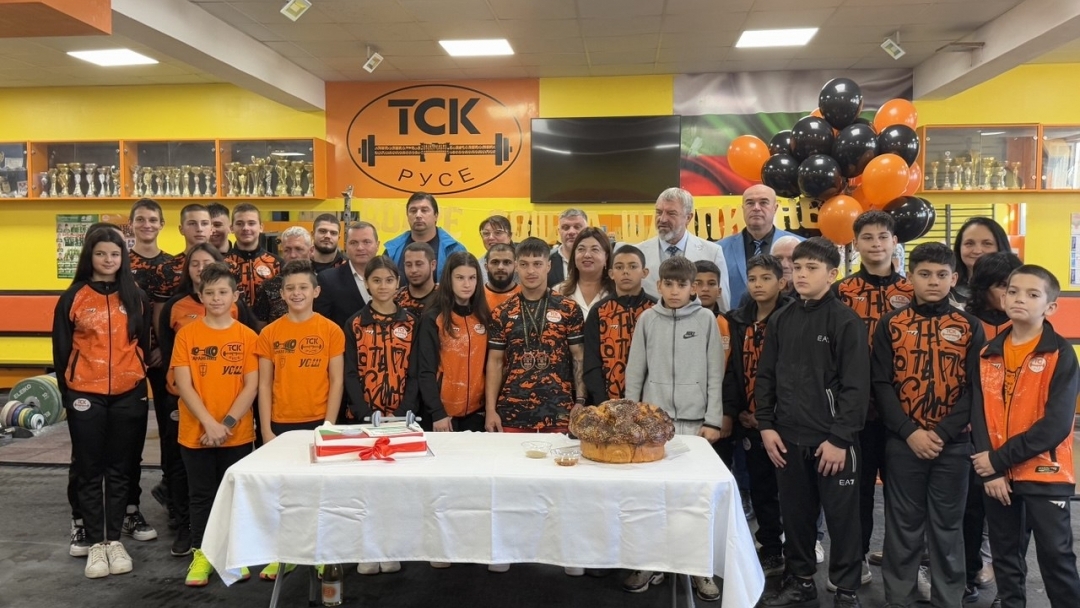 Пенчо Милков награди с почетен плакет вицешампиона от Европейското по щанги Дениз Данев