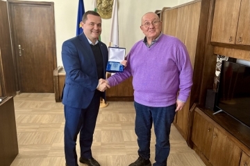 Кметът на Русе отличи Димитър Туджаров – Шкумбата с почетен плакет за неговия личен и сценичен юбилей