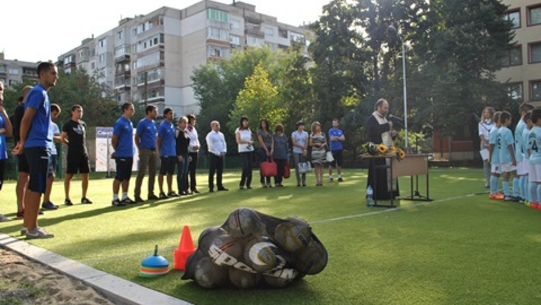 Пламен Стоилов откри футболно игрище в СОУЕЕ „Свети Константин-Кирил Философ“