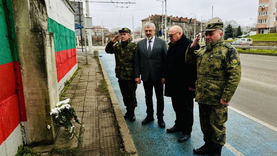 С поклонение пред барелефа на Христо Ботев в Русе бе почетена 178-годишнината от рождението на великия революционер