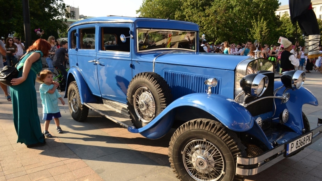 Цветен карнавал завладя центъра на Русе снощи