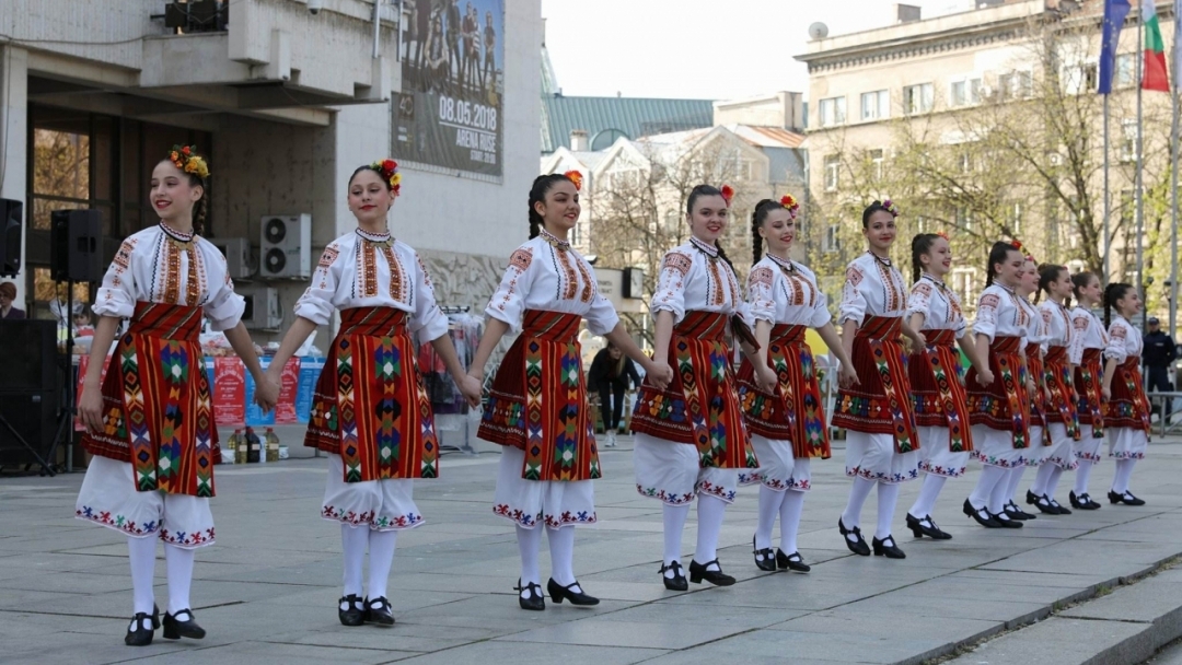 Великденско хоро се изви на площада в Русе