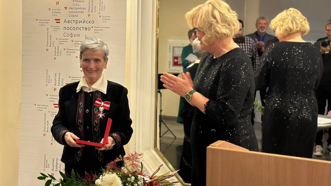 Кметът на Русе отличи проф. Пенка Ангелова за 20-годишнината на Австрийската библиотека „Елиас Канети“