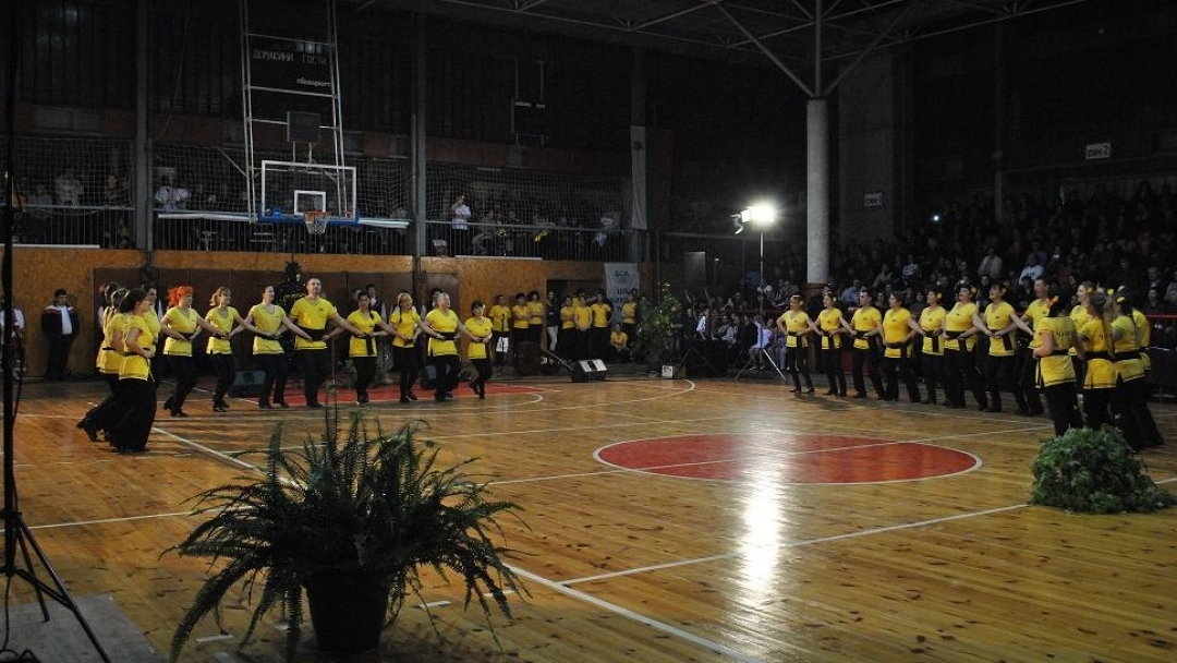 Коледното надиграване отново препълни зала „Дунав” снощи 