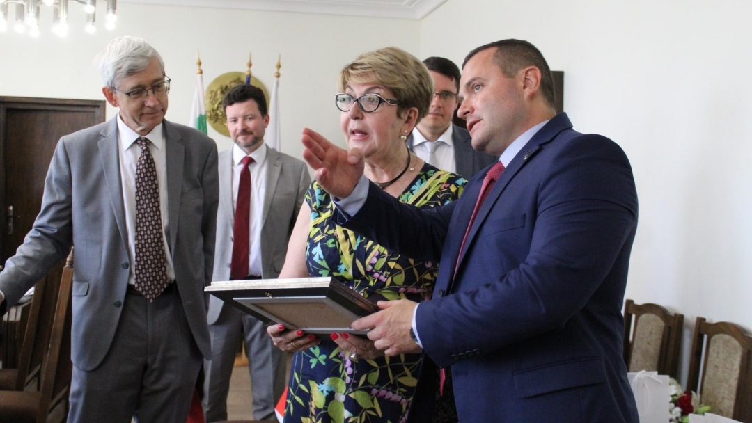  Кметът Пенчо Милков се срещна с посланика на Руската федерация.  Планира се изграждането на кабинет по руски език в Средното училището по европейски езици