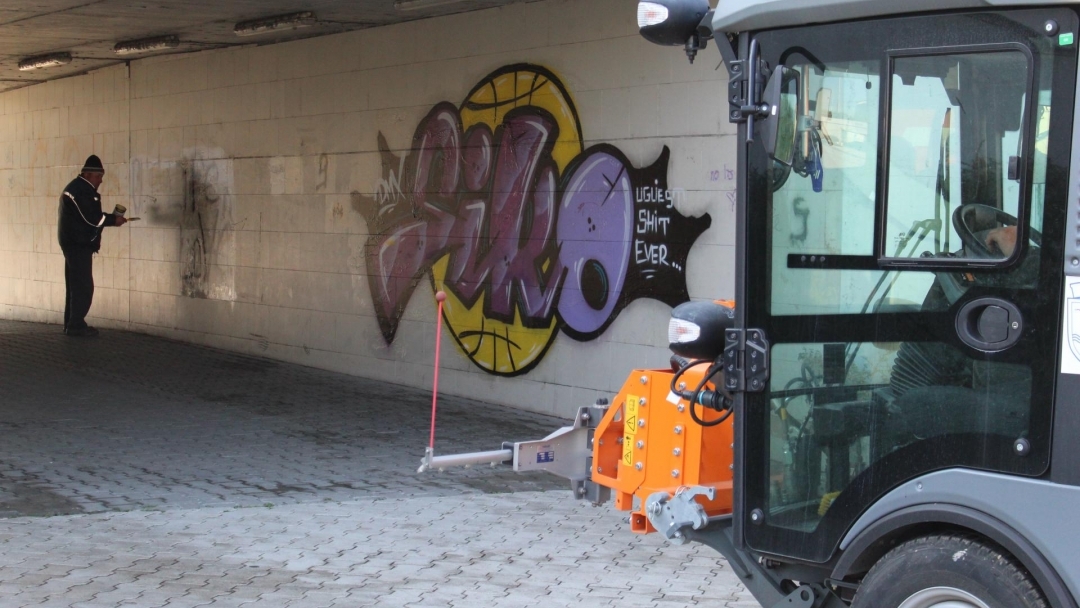 С общинска техника и специален препарат ще се чистят графити в Русе