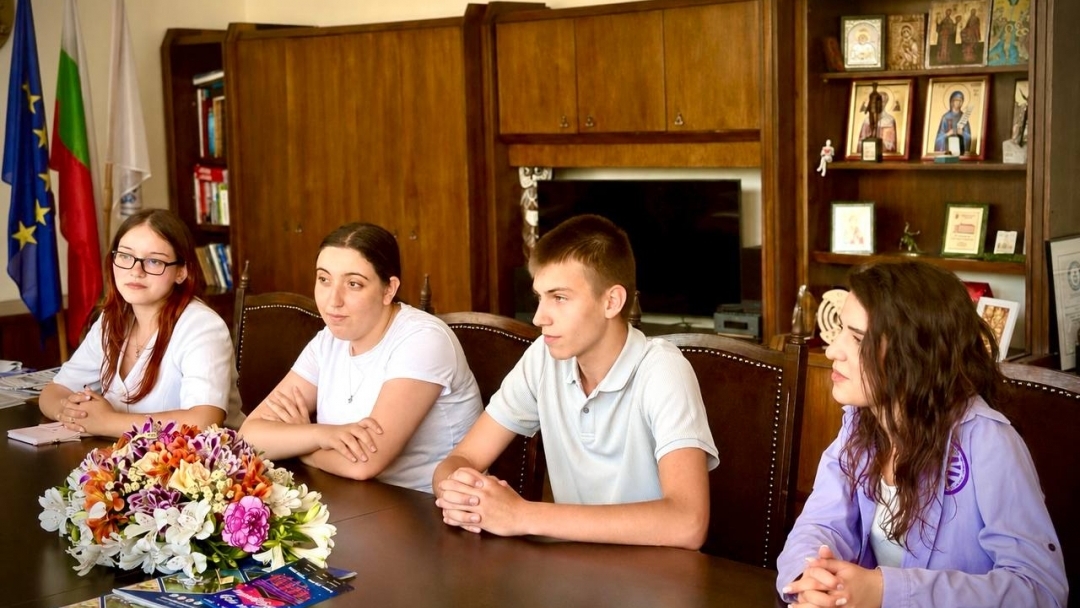 Пенчо Милков пожела успех на новото ръководство на Младежкия парламент