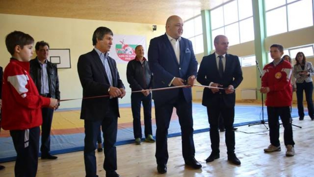 Обновената тренировъчна зала по борба официално отвори врати