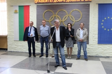 Откриха фотоизложба в Спортното училище