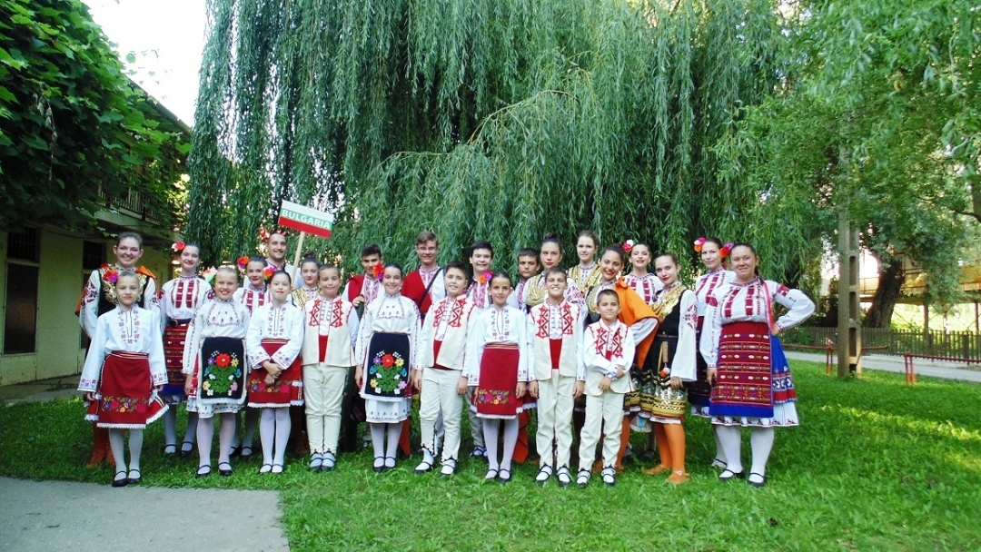 Фолклорна танцова студия "Зора" се завърна от Международен фестивал в Унгария