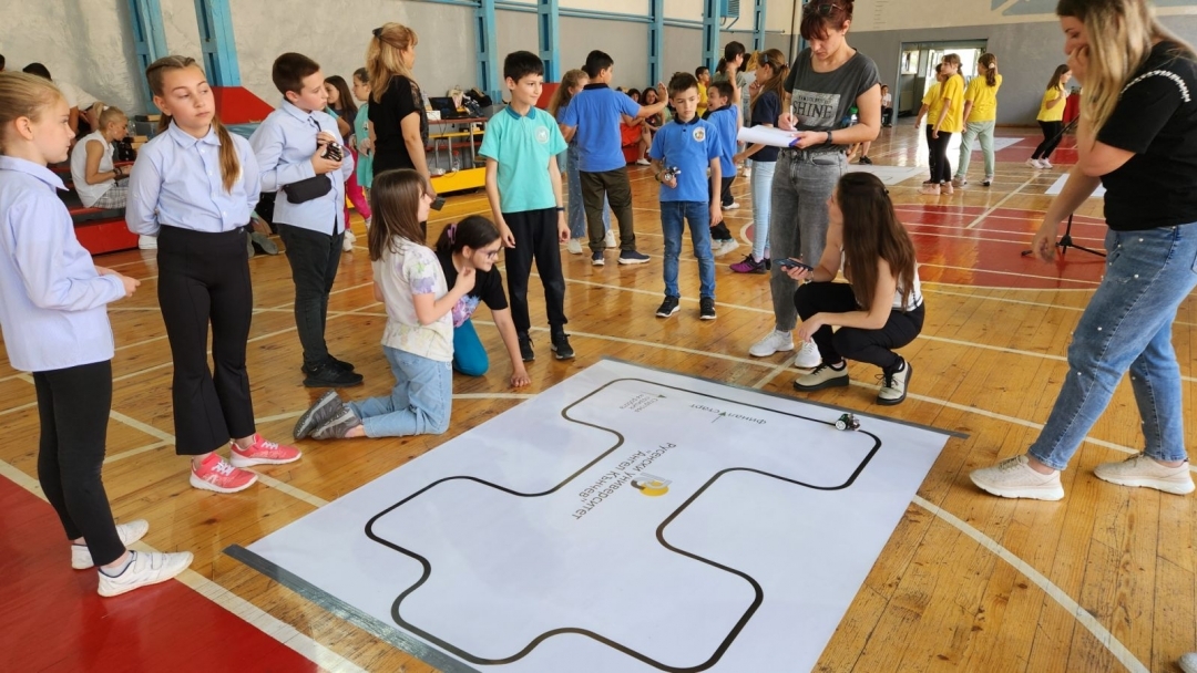 Близо 50 деца от община Русе премериха сили в третото Общинско състезание по роботика за III и IV клас