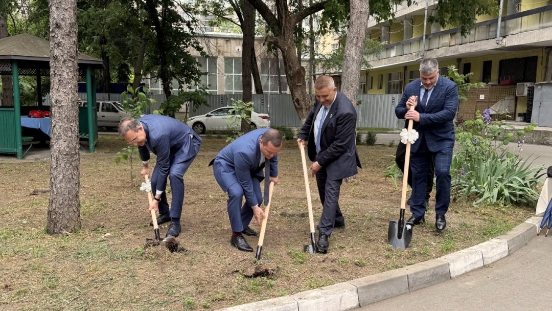 Mayor Milkov and Minister Gutsanov launched a 6.5 million leva renovation at the "Vazrazhdane" Home for the Elderly 