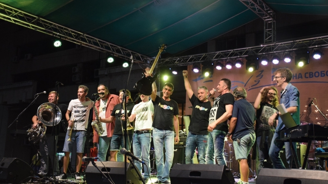 Многобройни фенове пяха песни на „Щурците“  в центъра на Русе