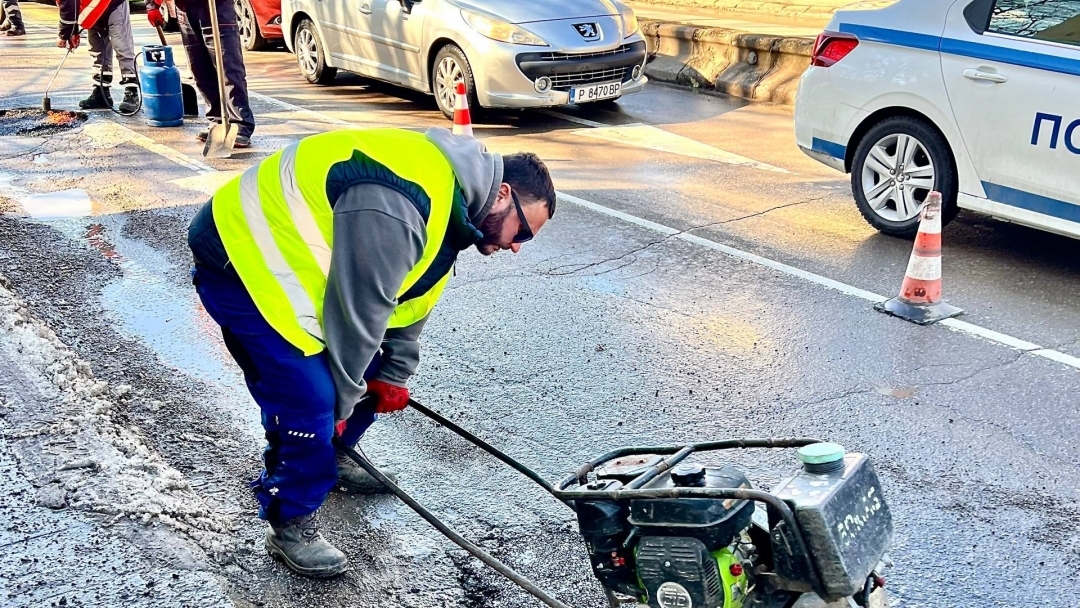 Продължават ремонтните дейности и почистването на улиците в Русе
