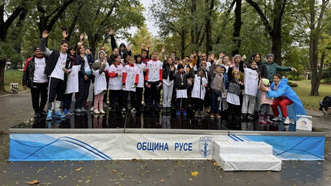 Dozens of Ruse residents participated in World Walking Day in the Youth Park